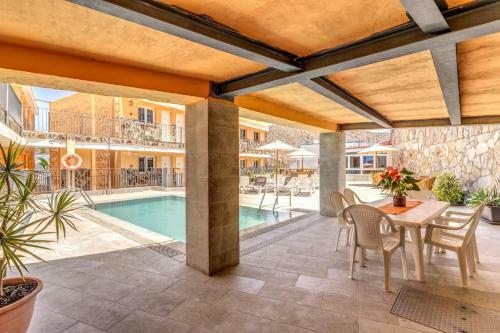Luxury Apartament , Sea Views Private Garden