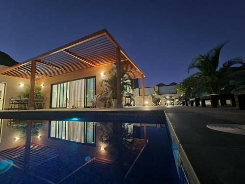 Villa De Lujo Con Piscina Climatizada