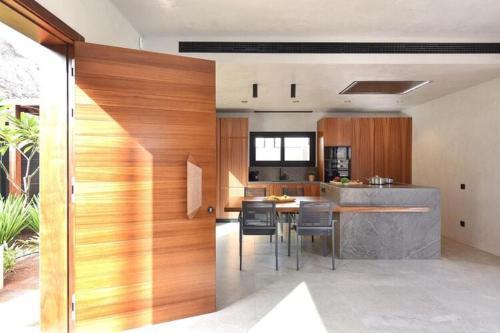 Luxurious Villa In Mog�n