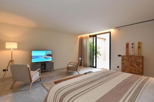 Luxurious Villa In Mog�n