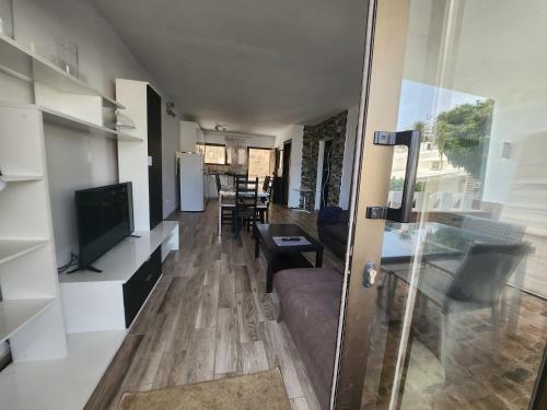 Modern Ground Floor Apartment , A Few Steps From The Beach