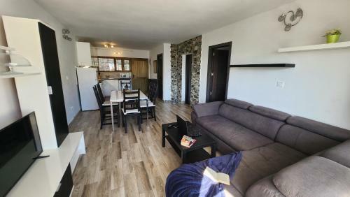 Modern Ground Floor Apartment , A Few Steps From The Beach