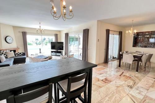 Villa Scenic With Private Pool - Sleeps 8