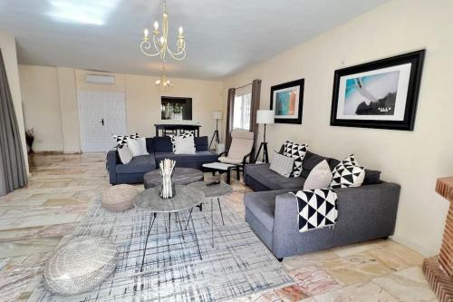 Villa Scenic With Private Pool - Sleeps 8
