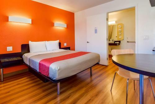 Motel 6 Riverside South