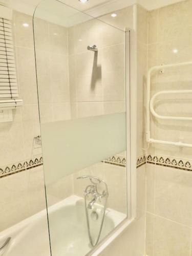 Bright And Airy 2 Bed 2 Bath Modern Apartment