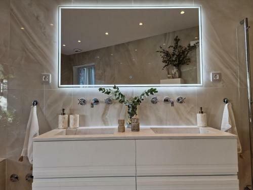 Sun & Palms - Luxurious 2 Bedroom Apartment With A Great Pool Area