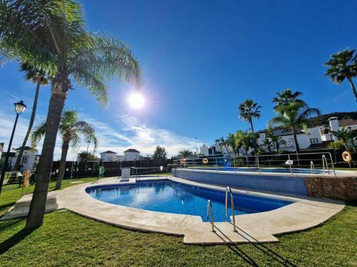 Sun & Palms - Luxurious 2 Bedroom Apartment With A Great Pool Area