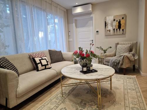 Sun & Palms - Luxurious 2 Bedroom Apartment With A Great Pool Area