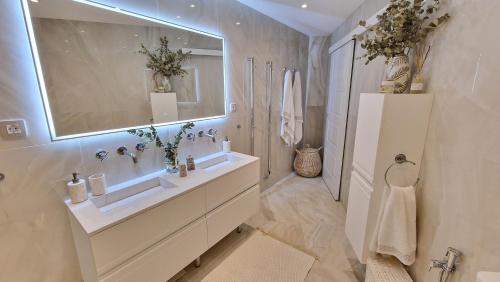 Sun & Palms - Luxurious 2 Bedroom Apartment With A Great Pool Area