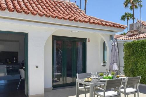 Central Bungalow With Communal Pool In Maspalomas