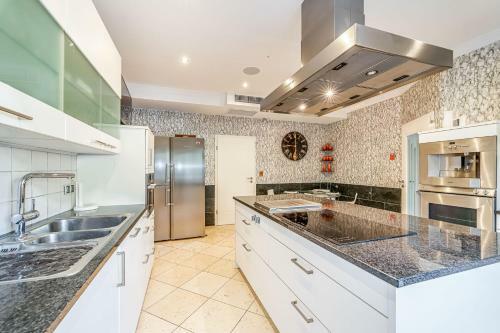 Villa Svim, Walking Distance To The Beach!