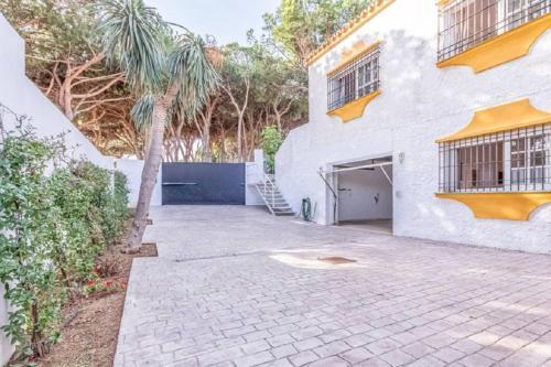 6 Bedrooms Villa With Private Pool And Wifi At Calahonda