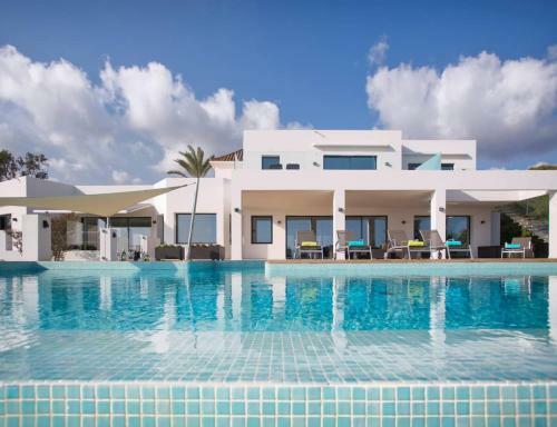 Extravagant 8 Bdrm Villa In Marbella, Beachside