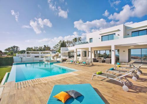 Extravagant 8 Bdrm Villa In Marbella, Beachside