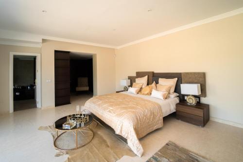 Villa Modern Dream Mansion In Tropical Nueva Andaluc�a ?