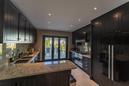 Villa Modern Dream Mansion In Tropical Nueva Andaluc�a ?