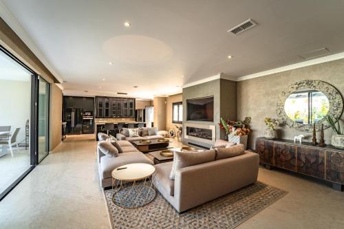 Villa Modern Dream Mansion In Tropical Nueva Andaluc�a ?