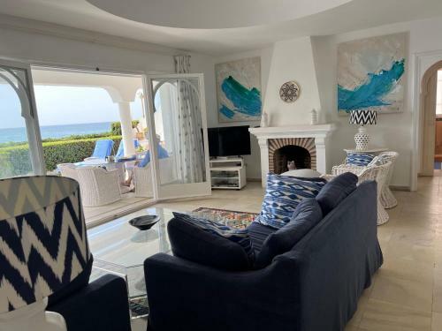 Villa Overlooking Beach , Central, Quiet, Parking, Swimming Pool