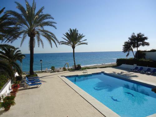 Villa Overlooking Beach , Central, Quiet, Parking, Swimming Pool