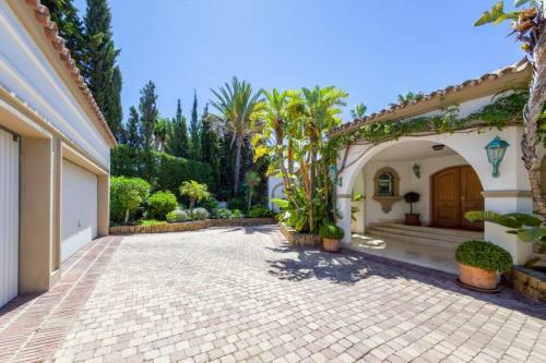 Palatial Villa In Hacienda Las Chapas, Marbella