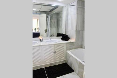 Puerto Banus Luxury Beachfront Apartment D