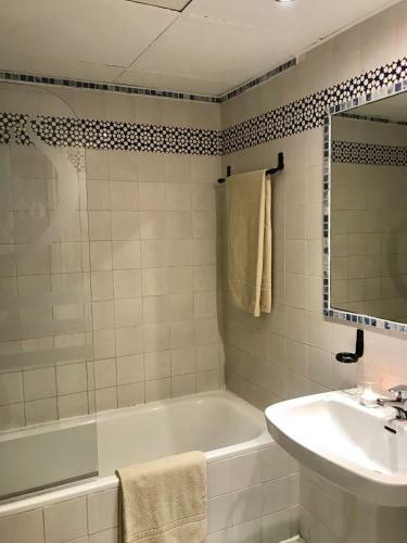 Apartamento Large And Elegant In Puerto Banus With Pools And Paddle