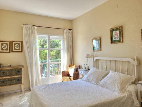 Beachfront Family Apartment In Puerto Banus