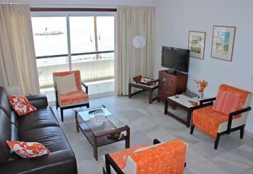 Apartment Facing The Sea And Marina