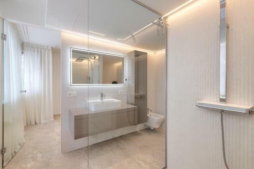 Luxury 3 Bedroom Beach Front Apartment In Marbella