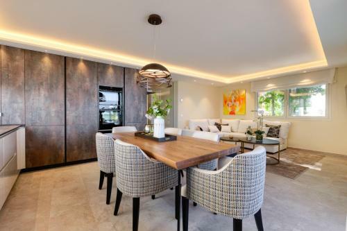 Luxury 3 Bedroom Beach Front Apartment In Marbella