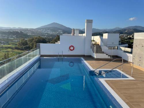 Brand New Apartment With Gym&rooftop Pool.