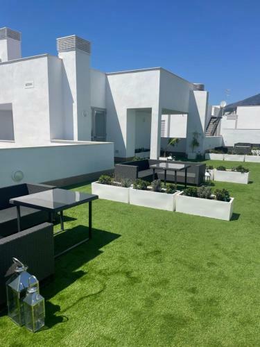 Brand New Apartment With Gym&rooftop Pool.