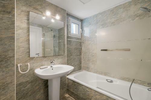 Spacious 3 Bedrooms Apartment At Las Brisas