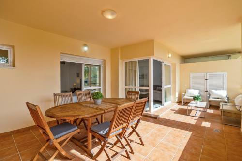 Spacious 3 Bedrooms Apartment At Las Brisas