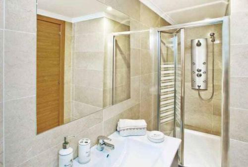 Large Modern Beach Front Apartment, Rooftop Pool!!
