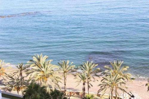 Large Modern Beach Front Apartment, Rooftop Pool!!