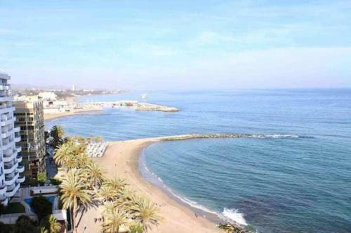 Large Modern Beach Front Apartment, Rooftop Pool!!