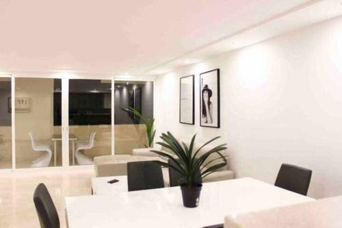 Large Modern Beach Front Apartment, Rooftop Pool!!