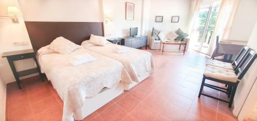 Apartamento Skol 329 ? Spacious Beachfront Studio With Sea Views