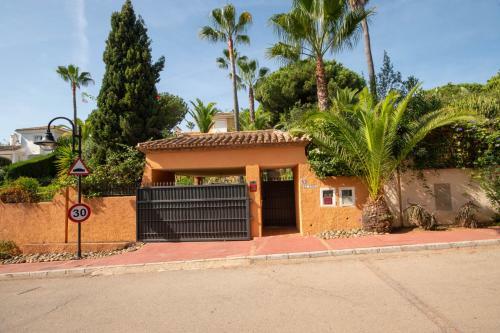 Stunning Villa With Private Pool In Elviria Next To Golf Course