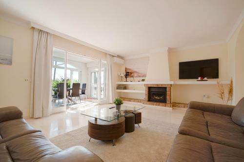 Stunning Villa With Private Pool In Elviria Next To Golf Course