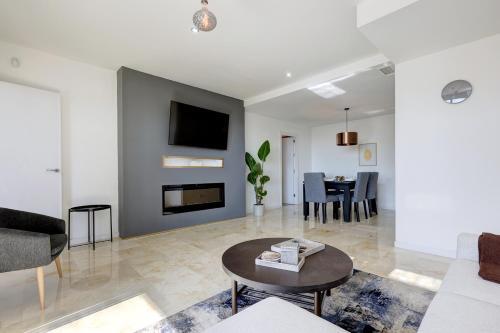 Apartamento Modern, Elite Hillside Home W/sea & Mountain Views