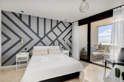 Apartamento Modern, Elite Hillside Home W/sea & Mountain Views