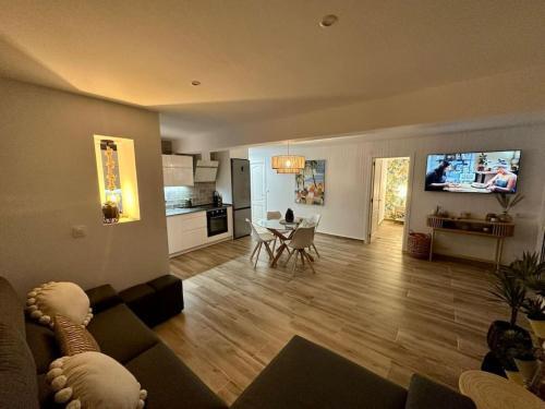 Waterfront 3 Bed Apartment, 90m From The Beach