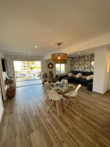 Waterfront 3 Bed Apartment, 90m From The Beach