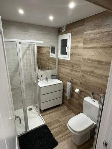 Waterfront 3 Bed Apartment, 90m From The Beach