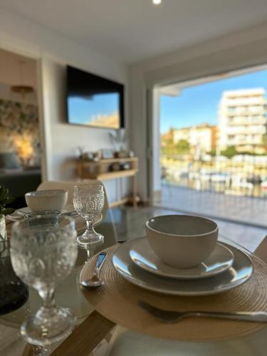 Waterfront 3 Bed Apartment, 90m From The Beach
