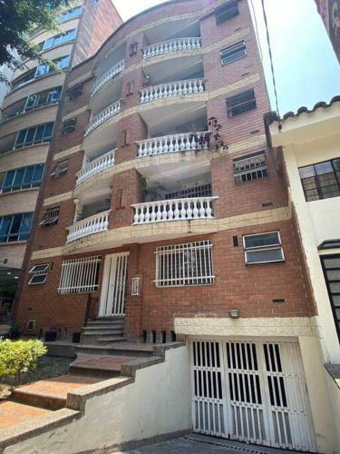 Apartamento Hermoso, Amplio Y Bien Ubicado!