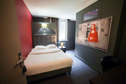 B.hotel